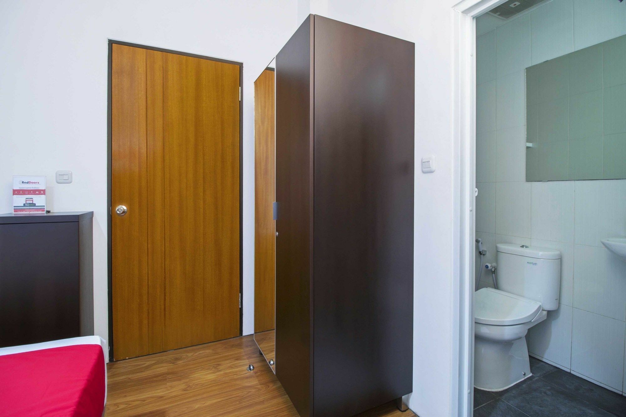 Rumah tetamu Reddoorz Near Plaza Indonesia 3*